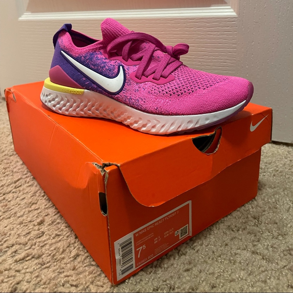 Brand new neon colors Nike sneakers in size 7 1/2 women.